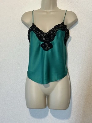 Top Cami corto etiqueta dorada vintage Victoria's Secret M verde satinado y encaje coqueta Foto 1 de 4