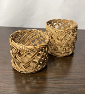 Juego de 2 piezas vintage MCM CESTA DE MIMBRE SOPORTES DE VIDRIO FUNDA BOHO BARWARE KOOZIE - Imagen 1 de 3