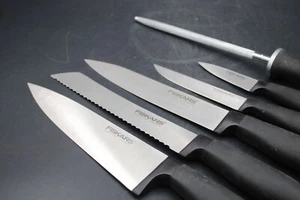 5x Messer & 1x Messerschärfer Küchenmesser Fiskars Set aus Edelstahl schwarz - Bild 1 von 9