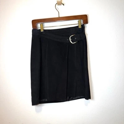 Minifalda de gamuza vintage envolvente Ann Taylor negra con hebilla de latón talla 6 Foto 1 de 4