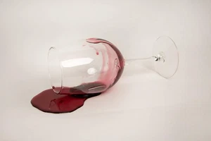 Falsches verschüttetes Rotweinglas - Bild 1 von 1