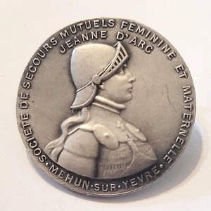 Dépt 18 Mehun sur Yevre - Jeanne d'Arc Broche Médaille Bronze Argenté vers 1920 - Picture 1 of 3