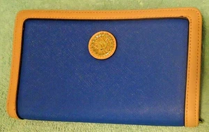 Cartera Color Azul y Beige Usada 8.5"x5" Interior Dorado - Imagen 1 de 3