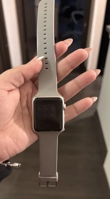 Reloj inteligente Apple Watch Series 1 correa gris 8 GB 38 mm 1,5" pantalla carcasa de aluminio Foto 1 de 3