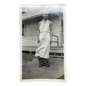 Foto De Colección Camp Davis Cook en Delantal Chef Sombrero Porche Escena 1941 VELOX Instantánea - Imagen 1 de 2