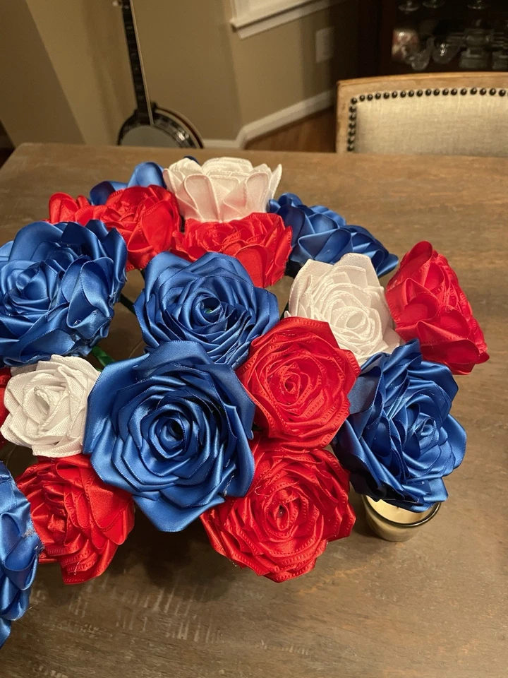 Ramo único de rosas de cintas de satén hecho a mano. Flor regalo Foto 1 de 4