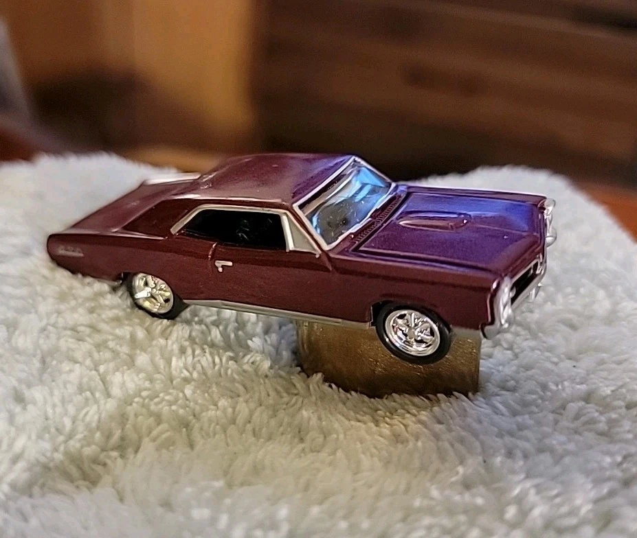 Pontiac GTO 1967 púrpura profundo Johnny Lightning de colección raro, mantis tocando, ¡en muy buena condición! Foto 1 de 4