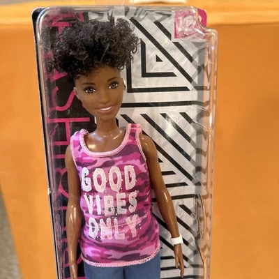 Barbie Fashionistas Muñeca #128 Good Vibes Only Rosa Camuflaje Top Pantalones Cortos Denim NUEVOS 🔥 Foto 1 de 4