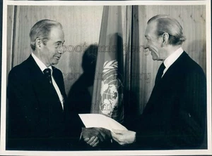 1976 Press Photo William Scranton With Kurt Waldheim United Nations - Picture 1 of 2