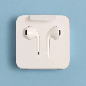 Genuine Apple Headphones Earpods with Lightning Connector *NEW* - Photo 1 sur 2