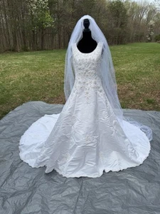 Vintage White A-Line Wedding Dress –Size 8-Worn Once – Includes Pearl Veil & Box - Picture 1 of 11