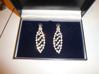 ORECCHINI VINTAGE LUNGHI PENDENTI COLOR ARGENTO CON CRISTALLI STRASS TRASPARENTI - Immagine 1 di 4