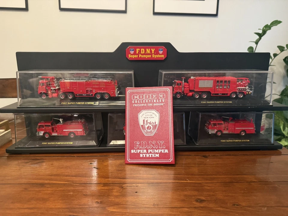 Código 3 Modelo FDNY Mack Super Pumper Colección 5 Motores Montaje en Pared  Foto 1 de 4