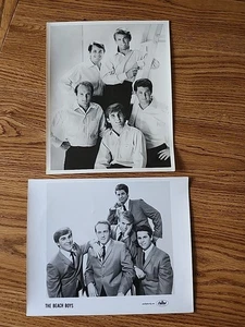 Par de fotos brillantes originales de Capitol Records 1964 de The Beach Boys PROMO - Imagen 1 de 6
