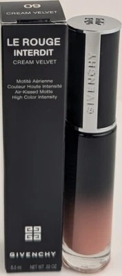 Lápiz labial líquido de terciopelo crema Givenchy Le Rouge Interdit en 09 beige Sable Foto 1 de 4