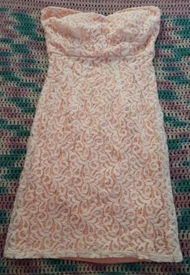 Vestido Rhapsody Coral con Superposición de Encaje Blanco Primavera Verano TALLA JUNIOR PEQUEÑA Foto 1 de 3