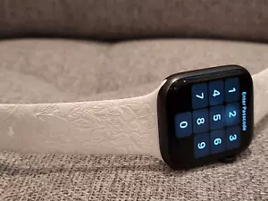 Schönes Hibiskus Silikonband lasergraviert, Apple Watch kompatibel 38/40/41 - Bild 1 von 6