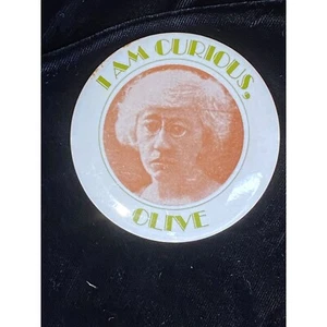 "Retrato único vintage ""I Am Curious Olive"" con botones grandes pinback 3" - Imagen 1 de 6