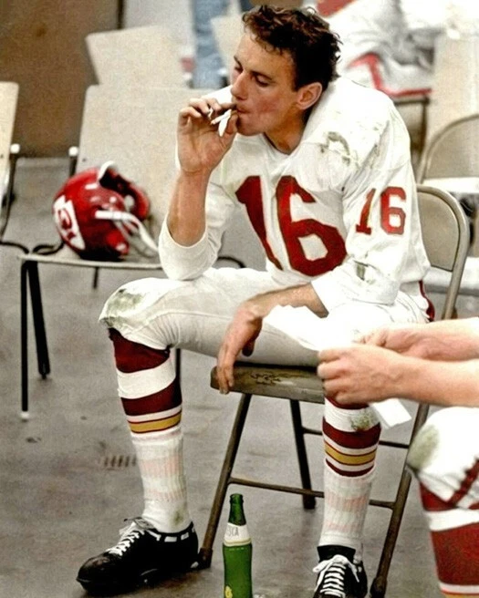 Póster impreso fotográfico 8x10 de los Kansas City Chiefs Len Dawson fumando un cigarrillo patio 87 Foto 1 de 1