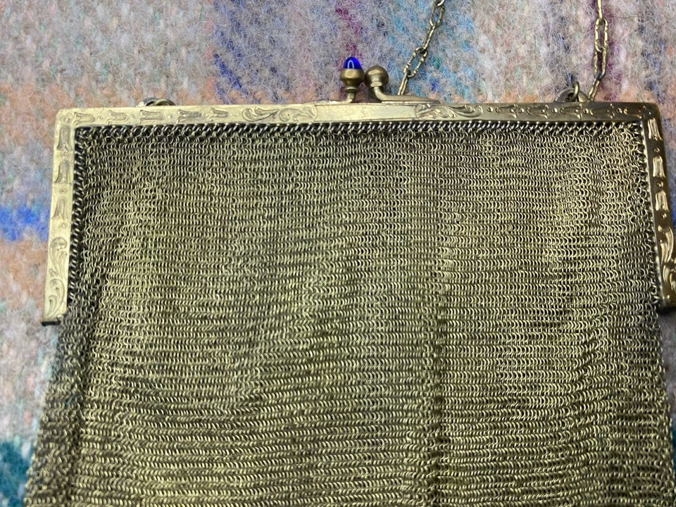 Antiguo bolso de mano de malla dorada de los años 20 con diseño Art Deco grabado Foto 1 de 4