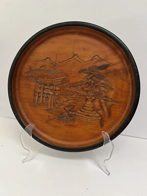 Cuenco asiático tallado en madera escena de templo de naturaleza japonesa - personajes asiáticos en la parte posterior Foto 1 de 4