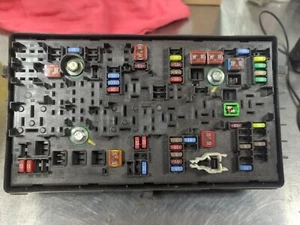 GM 13222782 Fuse Box Relay Module OEM 812461952 Chevy Cruze Malibu - Picture 1 of 2