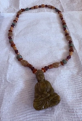 "Collar colgante grande de piedra de jade Buda de 2,5"" T, precio firme" Foto 1 de 4