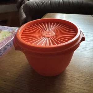 Vintage TUPPERWARE Orange Container #886 with Servalier Lid - Picture 1 of 5