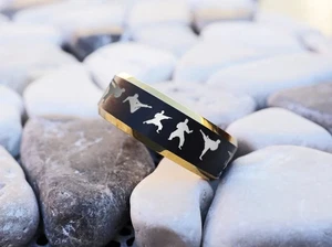 Anillo de boda unisex negro/dorado grabado en tungsteno artes marciales karate cinturón - 8 mm - Imagen 1 de 3