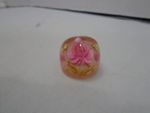 Anillo Vintage Rosa Lucita Tallado Reverso Rosa Crema Cúpula Cóctel Talla 7 - Imagen 1 de 6
