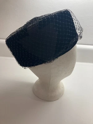 Sombrero pastillero vintage de terciopelo negro para mujer con red mediados de siglo Foto 1 de 4