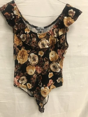 Camiseta Charlotte Russe azul floral tamanho M floral - Imagem 1 de 4