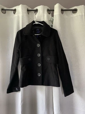 Chaquetón corto negro con grandes botones negros detalle Bb Dakota Foto 1 de 3