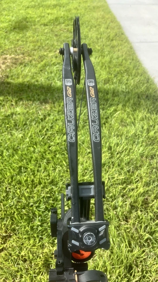Bear Cruzer G2 Compound Bow - Image 1 of 2