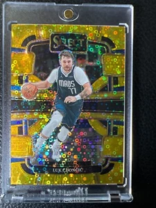 2023-24 Panini Select - Premier Level Luka Dončić #150 Gold Disco Prizm /10 - Foto 1 di 6