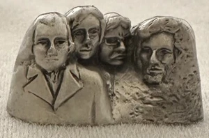 MOUNT RUSHMORE Monumento Peltre Dakota del Sur Réplica Arte Figura - Imagen 1 de 3