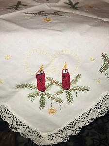 "Velas de Navidad bordadas a mano de colección con borde de ganchillo centro de mesa 30"" x 30""" - Imagen 1 de 7