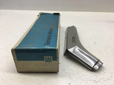 GM NOS 1965 Buick LeSabre Wild Cat Front Wheel Well LH Trim Molding Extension Foto 1 de 4