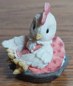 Figurina vintage 1996 Enesco by Mary Rhyner-Nadig "You Warm My Heart" in resina gallina in padella - Foto 1 di 8