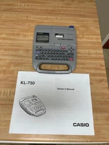 FABRICANTE DE ETIQUETAS PORTÁTIL CASIO MODELO KL-750, PLATA, MANUAL, BATERÍAS, CINTA - Imagen 1 de 1