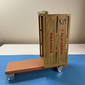 Kit Muñeca American Girl Kittredge's Caja Naranja Scooter RETIRADO Se Adapta a Muñeca 18" - Imagen 1 de 11