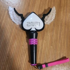 Penna 2NE1 Light Stick Live Prodotti Ufficiali Spade Wing Japan Tour Rosa usata - Foto 1 di 7
