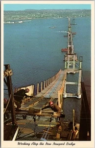 c1960s Newport, Rhode Island Postkarte "Working Atop the New New Newport Bridge" - Bild 1 von 2