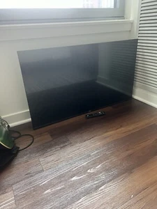 TCL ROKU 40” TV + WALL MOUNT - Picture 1 of 2
