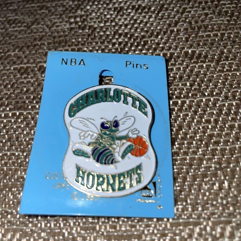 Vtg 1985 Mascot NBA North Carolina Charlotte Hornets Enamel Tie Lapel PIn Cover
