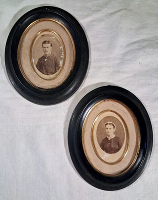 DEUX CADRES PHOTOS OVALES EN BOIS NOICI ET FILET DORE XIXème - Photo 1/4