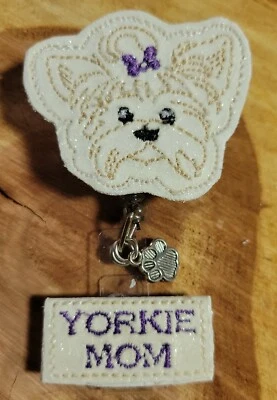 Carrete de insignia de mamá Yorkie hecho a mano soporte de identificación clip nombre etiqueta cordón blanco brillante Foto 1 de 2
