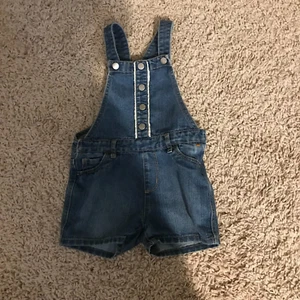 Childrens Place Girls Denim Bib Overall Shorts Size 5T - Picture 1 of 1
