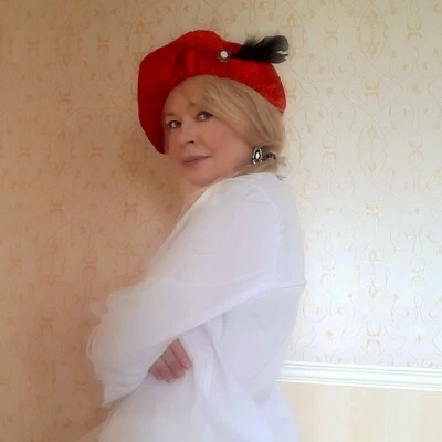 Red Velour Medieval HAT BERET Feather Tudor Renaissance Artist Fancy Dress NEW - Image 1 of 4