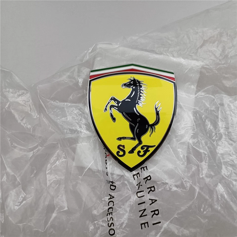 Ferrari 458 Italia Spider Speciale guardabarros escudo insignia emblema 82746100 Foto 1 de 4